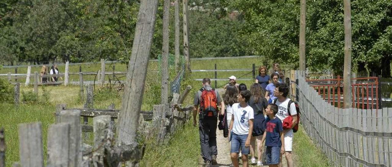 Turistas en el parque de Redes.