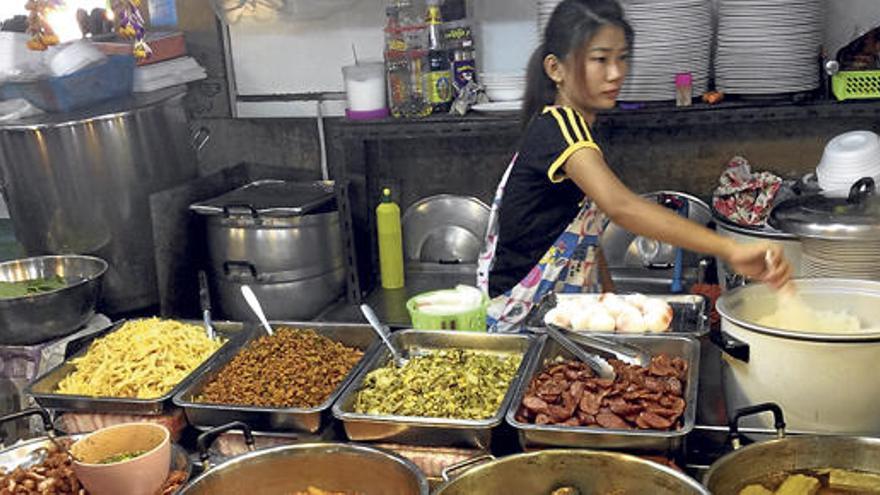 Die Straßenküchen in Thailand (li.) brauchen kein Schnickschnack und keinen Service