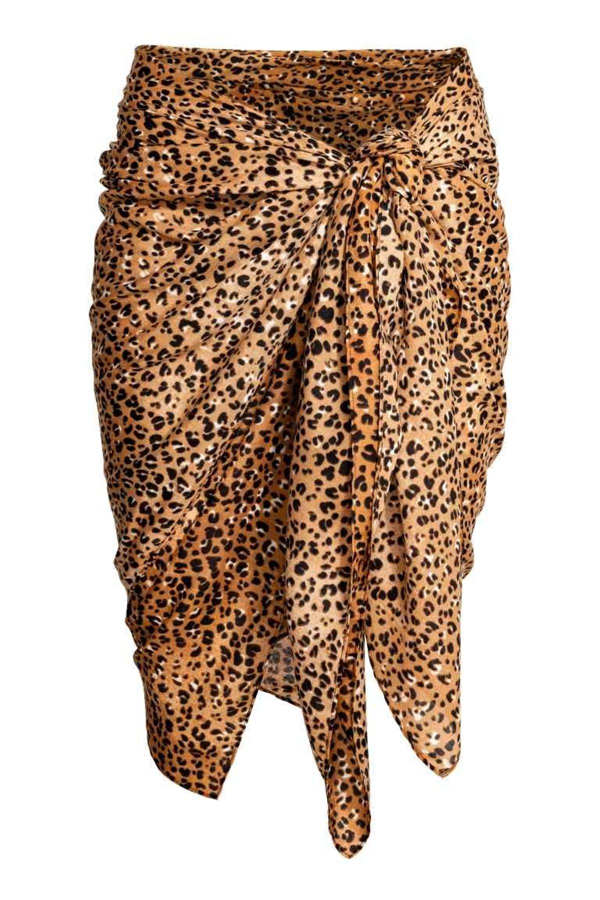 Prendas de leopardo para lucir en primavera: pareo cruzado