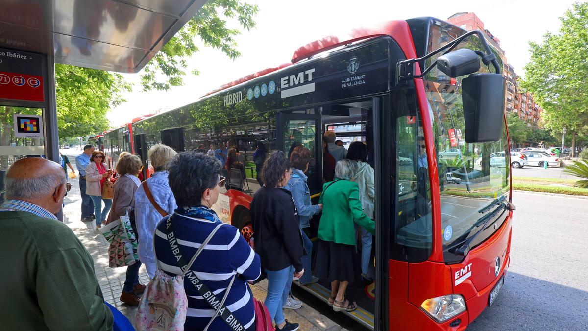 Los pasajeros se organizan para subir al autobús de la EMT en València