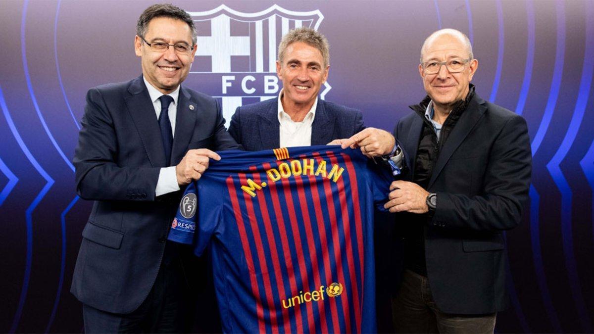 Mick Doohan jutno a JM Bartomeu, presidente del FCB y Manel Arroyo, ex vicepresidente del club