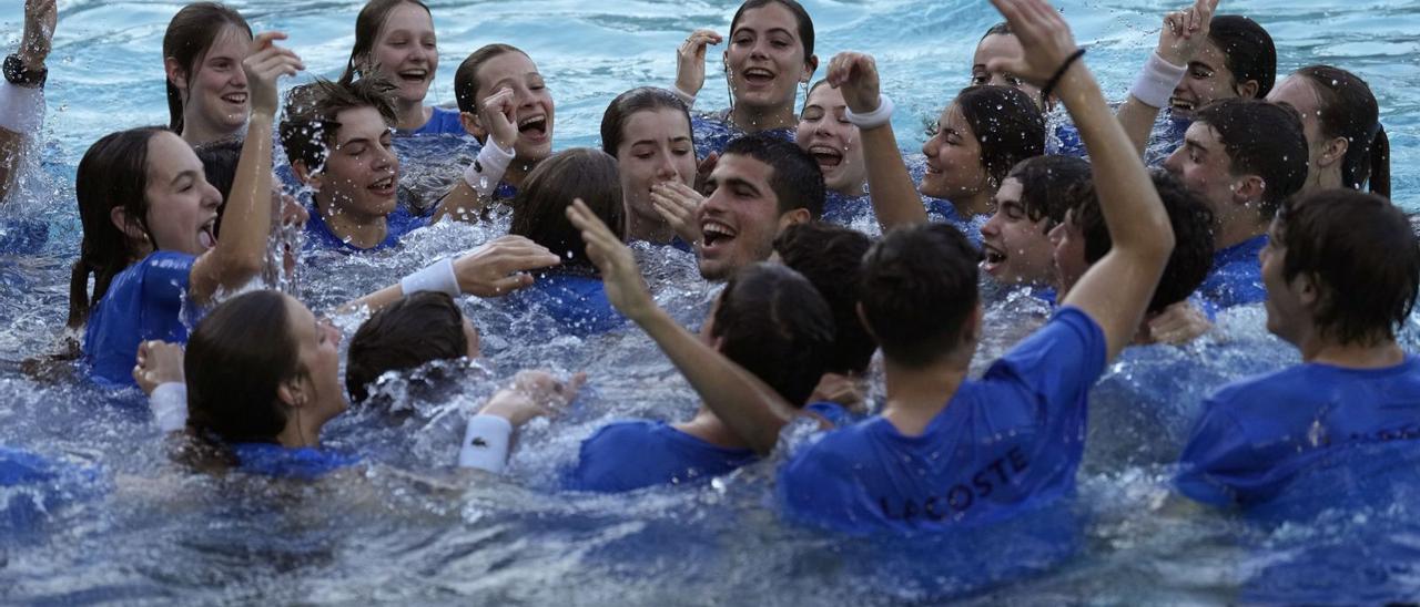 Carlos Alcaraz se baña en la piscina del Real Club de Tenis Barcelona, uno de los rituales que llevan a cabo los campeones del Conde de Godó todos los años. | EFE/ALEJANDRO GARCÍA