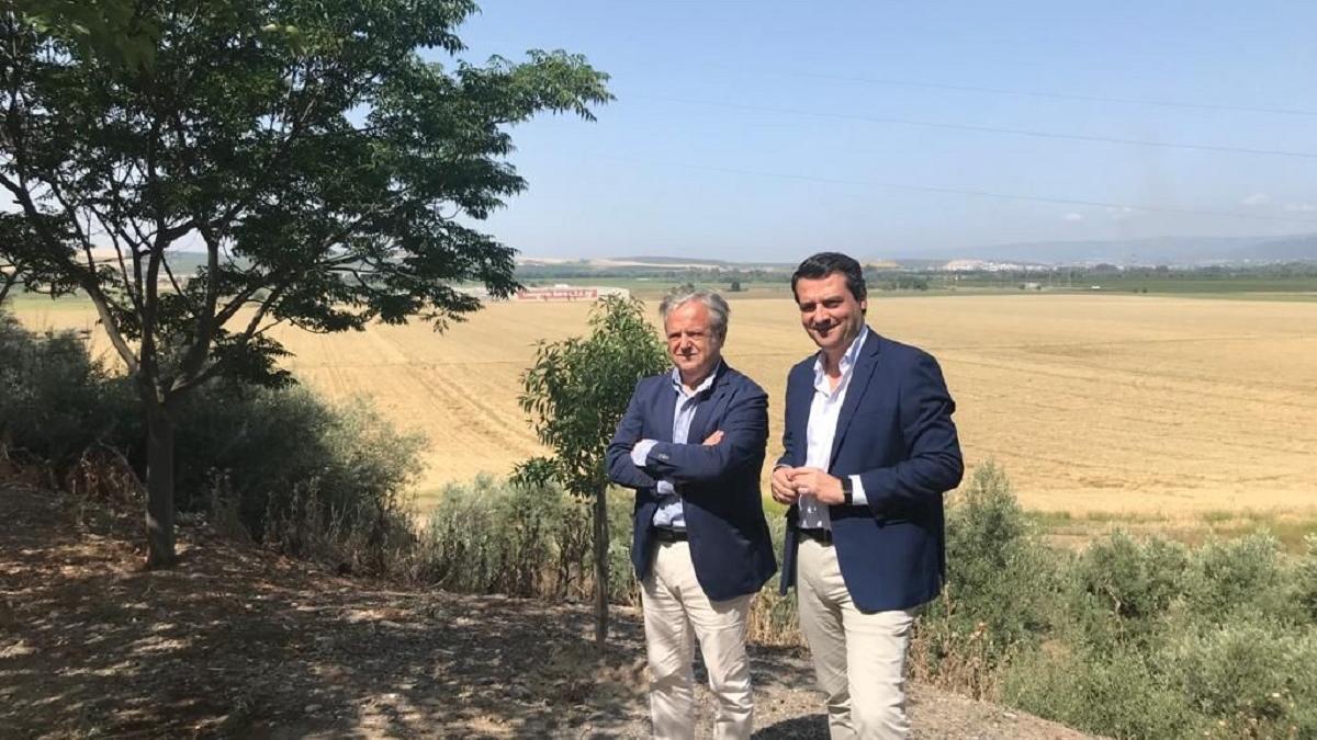 Salvador Fuentes y José María Bellido, hoy en el polígono de la Rinconada, donde se ubicará la base logística del Ejército.