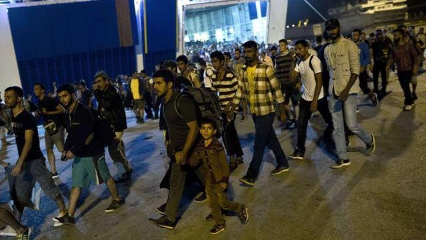 Miles de refugiados llegan a Grecia durante la noche