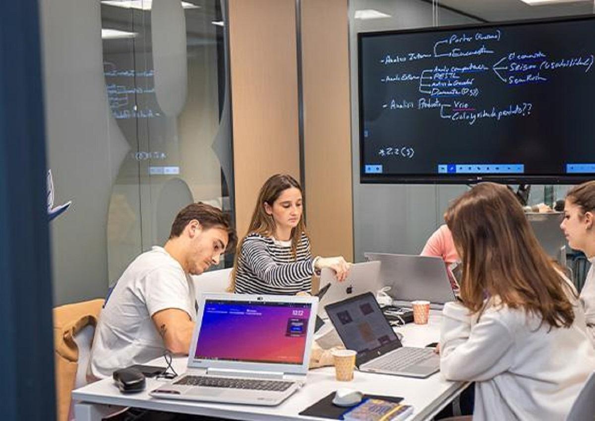 Alumnado de ESIC realiza una actividad práctica.