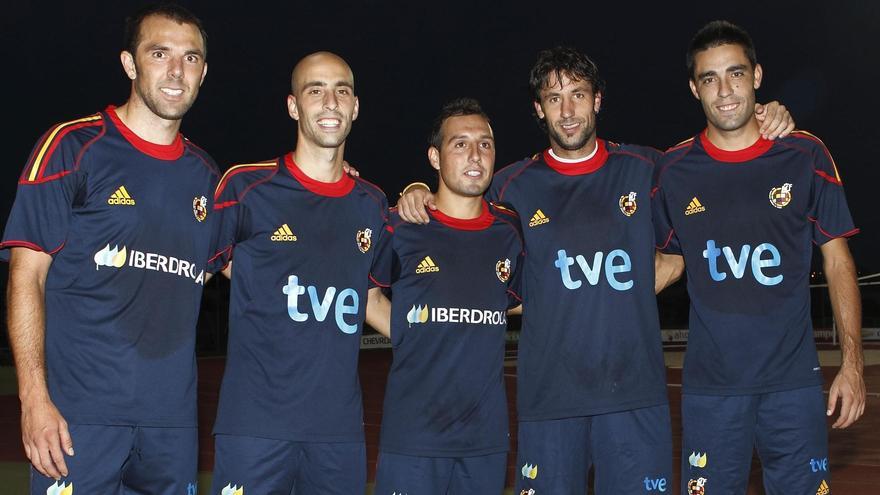 Borja Valero, segundo por la izquierda, y Capdevila (cuarto) junto a Marchena, Cazorla y Bruno, otros &#039;groguets &#039; en la selección post Mundial 2010