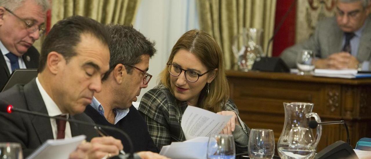 Mari Carmen de España conversa con Carlos Mazón, durante un pasado pleno