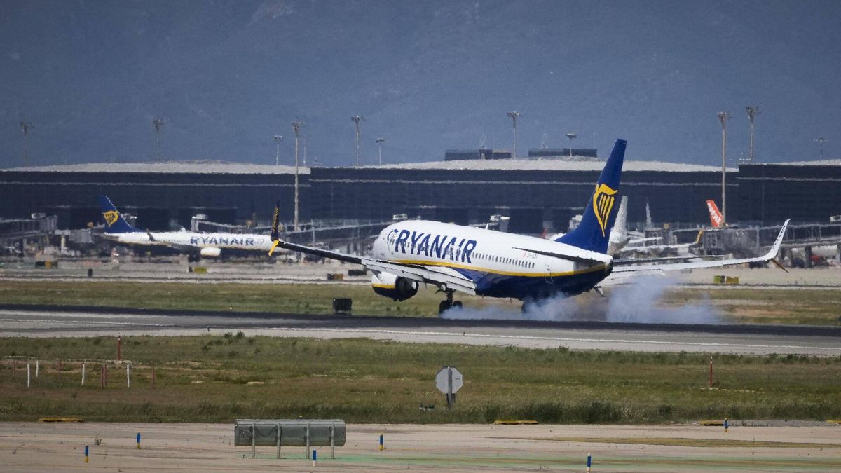 Un avión de Ryanair a punto de aterrizar en el aeropuerto de El Prat