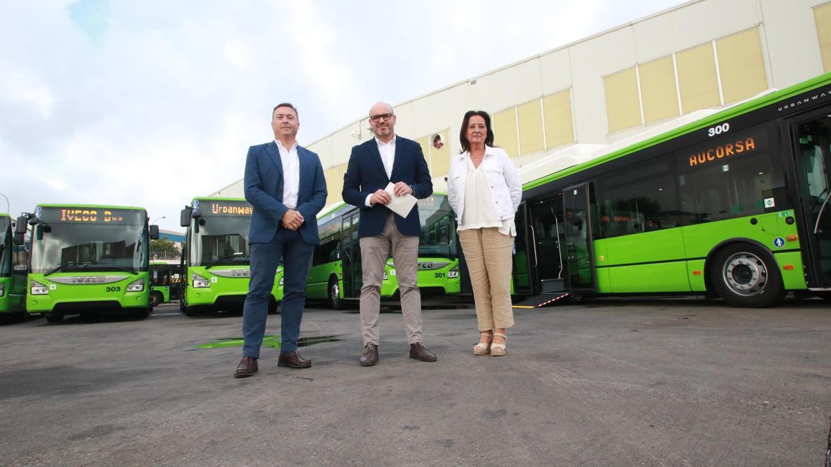 El representante de Iveco, Ana Tamayo y Bernando Jordano, junto a los nuevos autobuses de Aucorsa.
