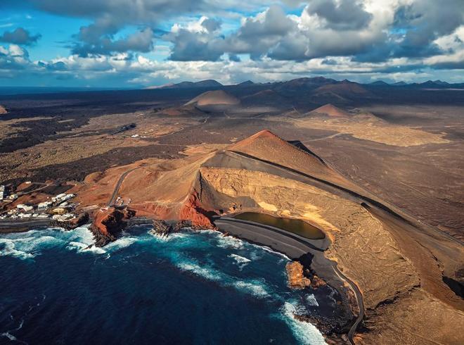 Vista aérea del lago Volcánico El Golfo, en Lanzarote, Islas Canarias