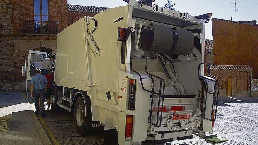 Uno de los camiones que se encarga de la recogida de basura en municipios de la provincia.