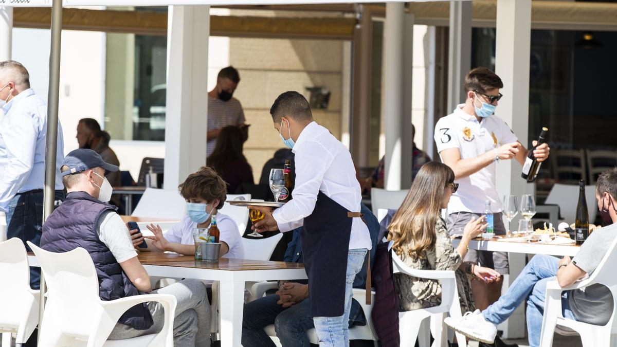 Clientes en una terraza.