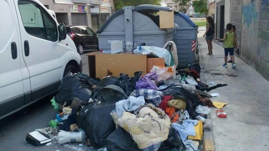 Imagen de los enseres depositados en la calle San Carlos.