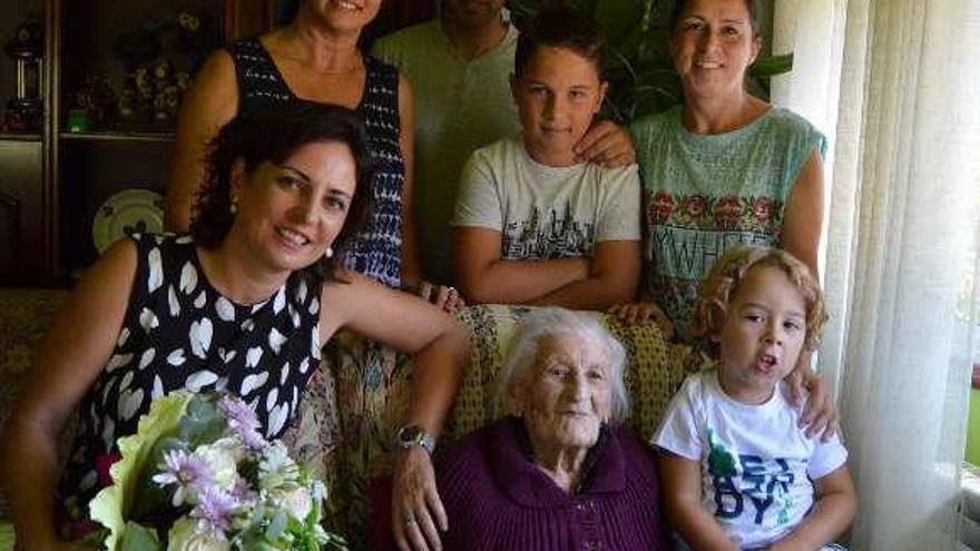 Sara, acompañada por su familia, recibió la visita de la alcaldesa, Sandra González, y la edil de Bienestar, Cristina Martínez. // D.B.M.