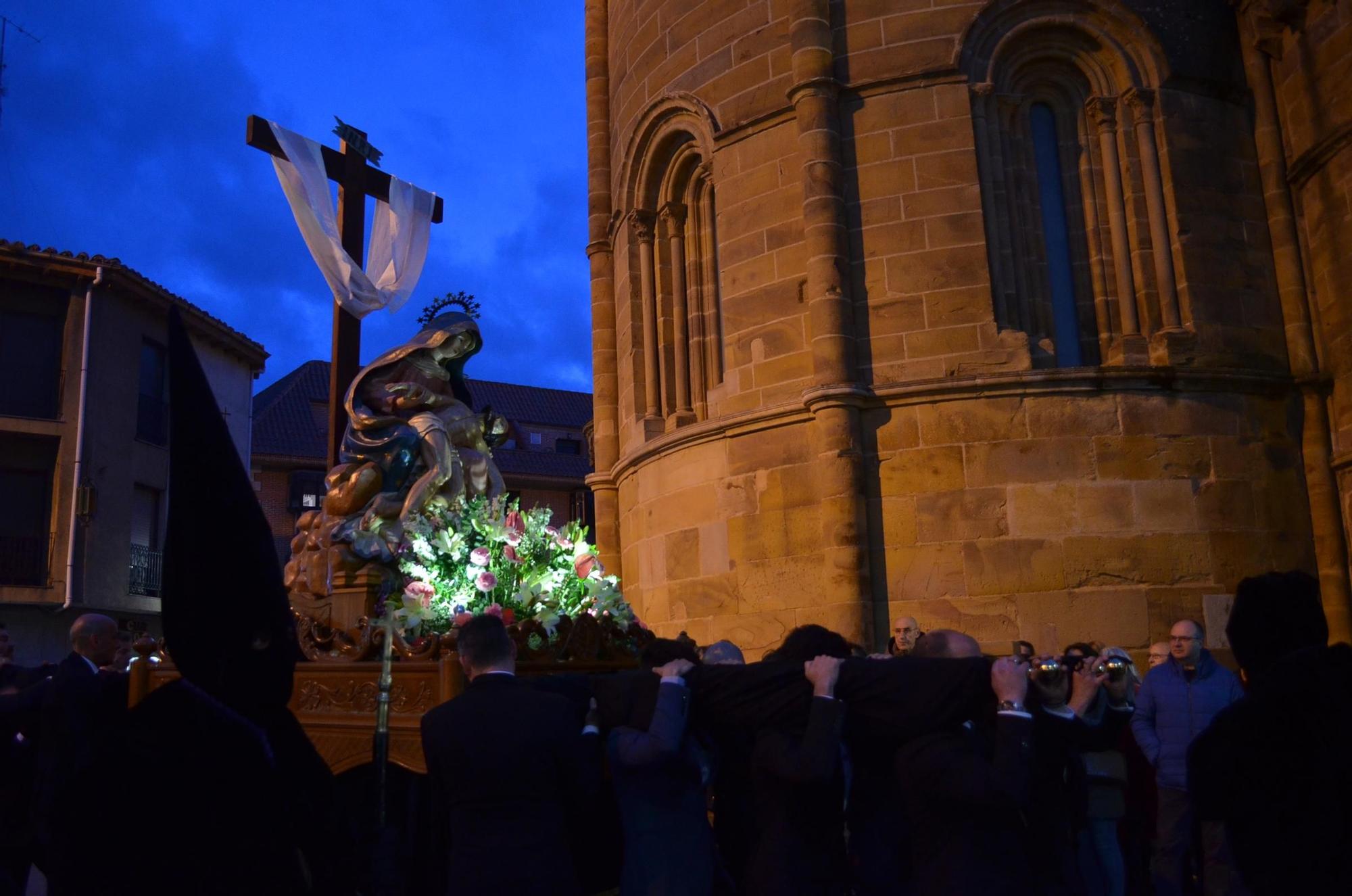GALERÍA | Procesión del Santo Entierro de Benavente, en imágenes