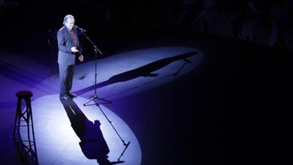 Joan Manuel Serrat, durante el concierto de anoche en el Teatre Grec.