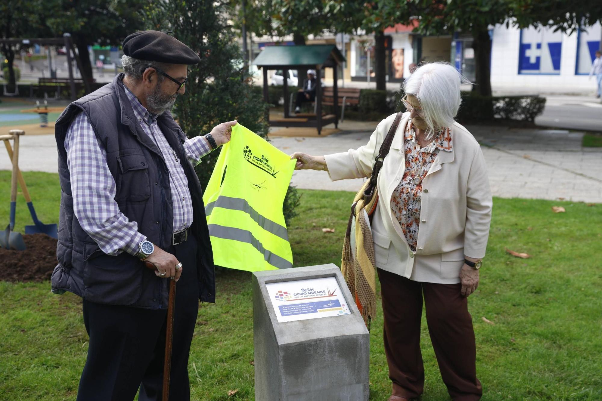 EN IMÁGENES: Avilés dedica una plaza pública a las personas mayores