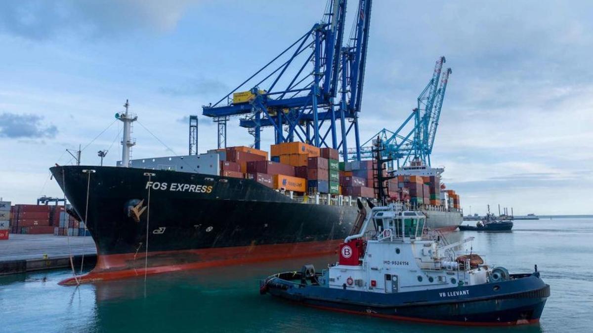 Primera escala del 'Fos Express' en el muelle la termimal de APM del puerto de València