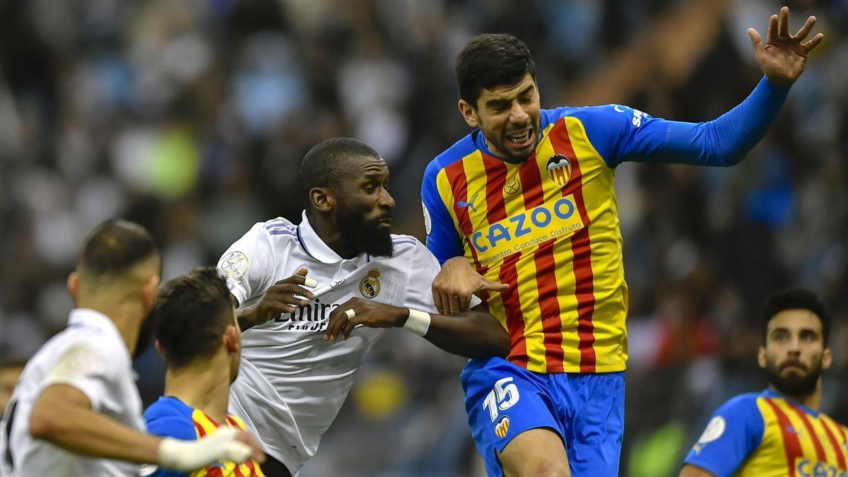 Cenk, en un partido contra el Real Madrid.