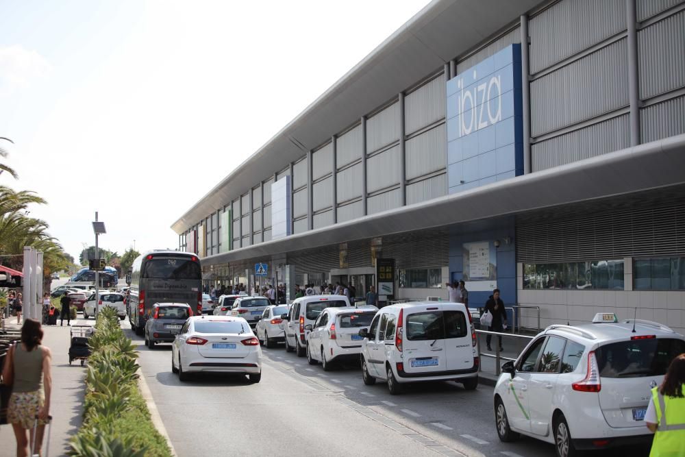 El problema de circulación y aparcamiento en el aeropuerto no es nuevo