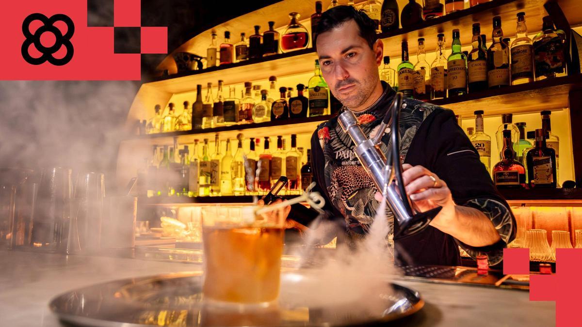 Giacomo Giannotti prepara El Gran Gatsby, uno de los cócteles clásicos de Paradiso.