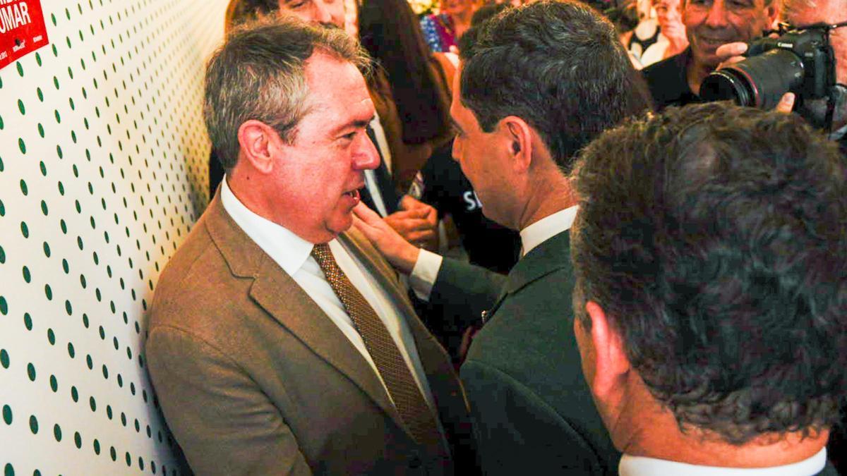 Juanma Moreno y Juan Espadas se saludan en la Feria de Sevilla.