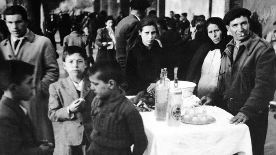 Mesas preparadas para las &quot;sopas de ajo&quot; en la tradicional estación de la Cofradía de Jesús Nazareno en la avenida de las Tres Cruces.