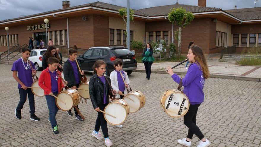 Clase de flauta y tamboril de la Escuela de Folclore de Manteos y Monteras.