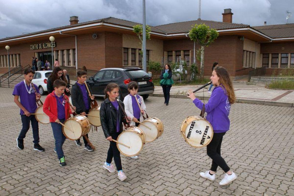 Clase de flauta y tamboril de la Escuela de Folclore de Manteos y Monteras.
