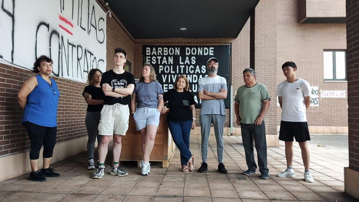 Vecinos del número 3 de Río Piloña, ayer, en su portal.