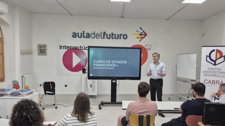 Cabra apuesta por la formación de empresas y su financiación