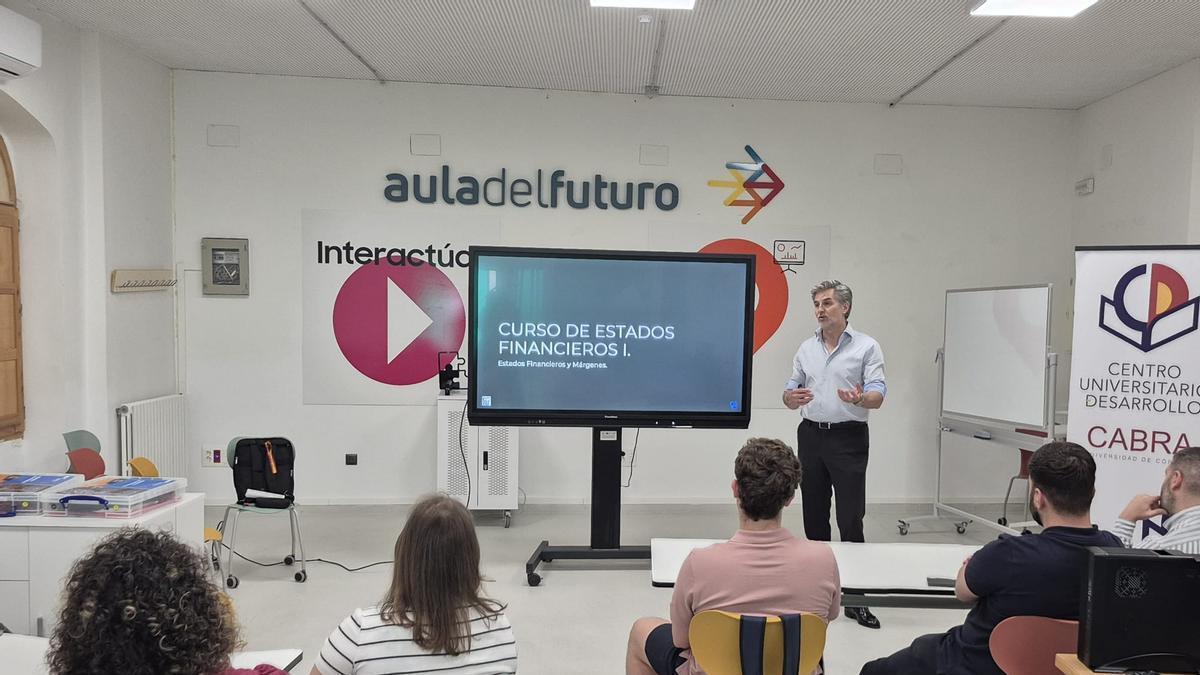Clase impartida por el profesor Javier Ortí Baquerizo.