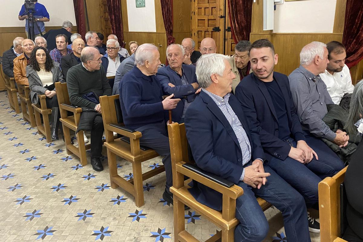 Gambín presenta su libro del Centenario del Elche rodeado de leyendas y expresidentes Gambín presenta su libro del Centenario del Elche rodeado de leyendas y expresidentes