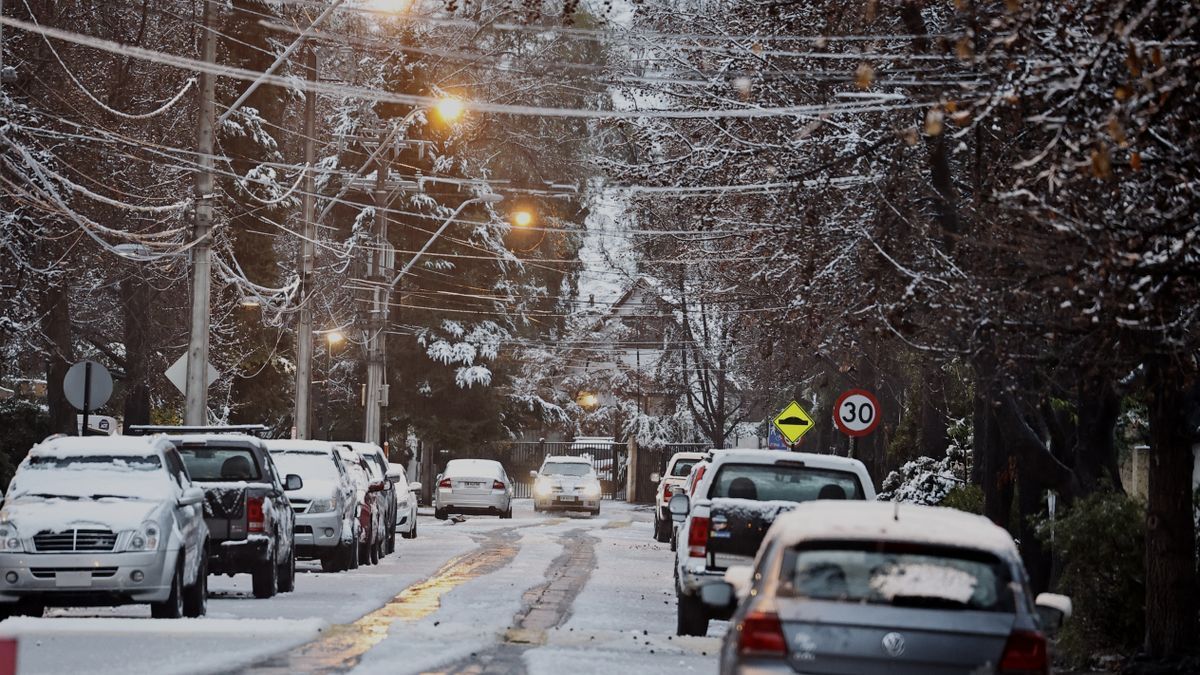 Coches parados tras las fuertes lluvias y nevadas en Santiago de Chile.