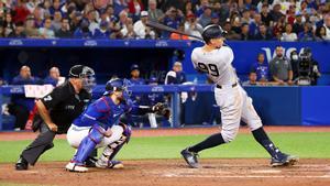 Aaron Judge, en el momento de conectar, anoche en Toronto, su ‘home rune’ (cuadrangular) número 61 de la temporada.