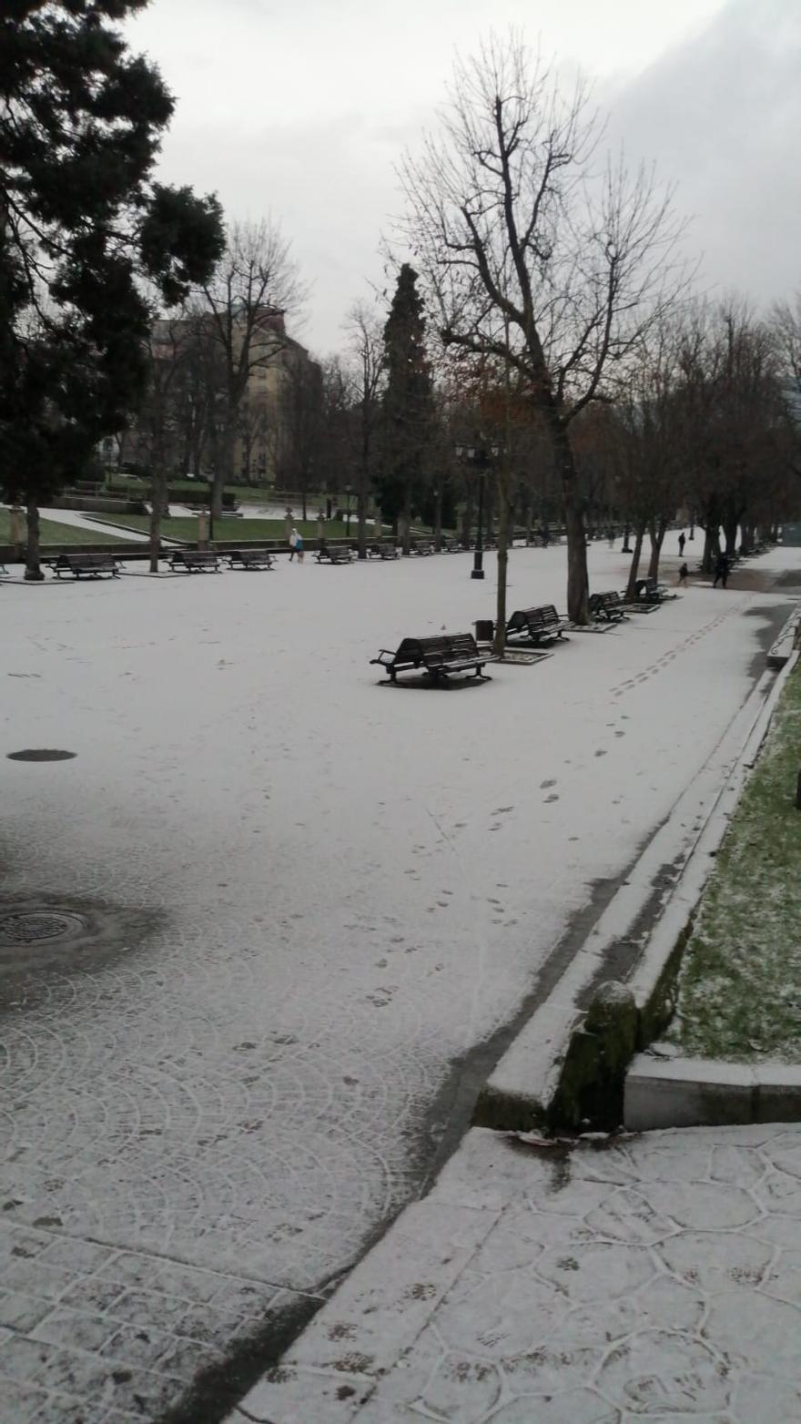 Oviedo amanece cubierta por un manto blanco tras la llegada de la borrasca "Filomena"