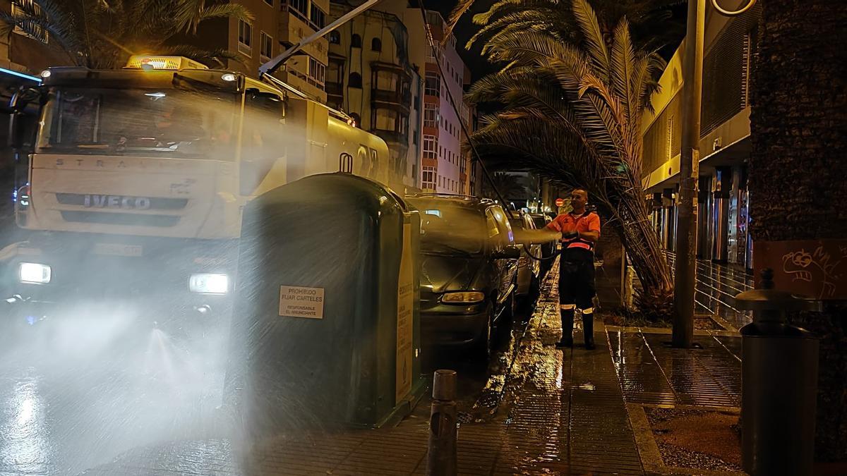 Operario realizando la limpieza del mobiliario urbano