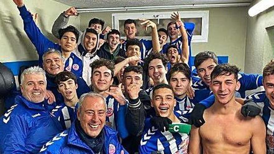 El juvenil A de la Penya Blanc i Blava celebrando una victoria esta temporada.