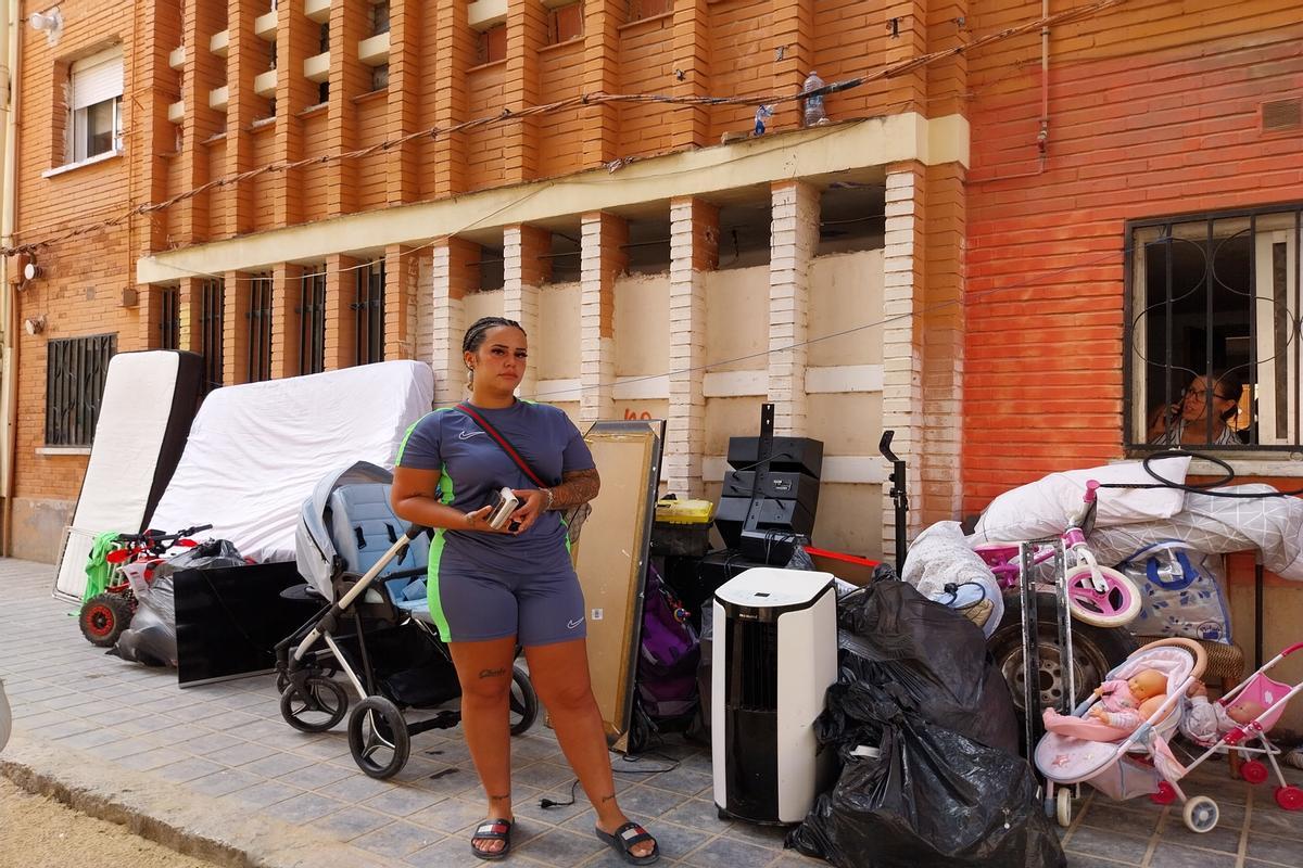 María, con sus cosas en la calle.