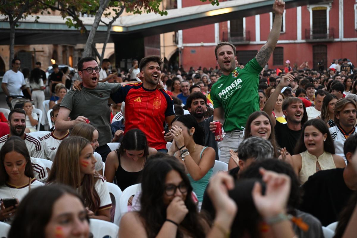 Centenares de aficionados se reúnen en la Plaça Major.