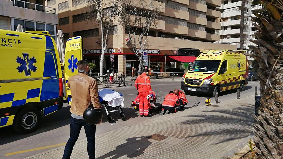 El personal sanitario prepara a la mujer herida para su traslado al hospital.