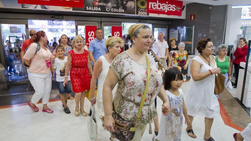 Clientes acuden a la apertura de una gran superficie el primer día de rebajas