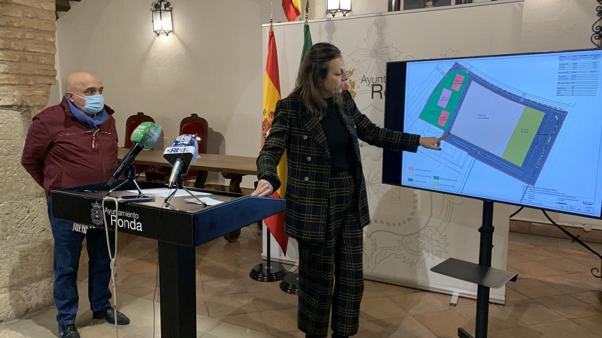 La alcaldesa de Ronda explica el proyecto para los terrenos del antiguo campo de fútbol y la piscina municipal.