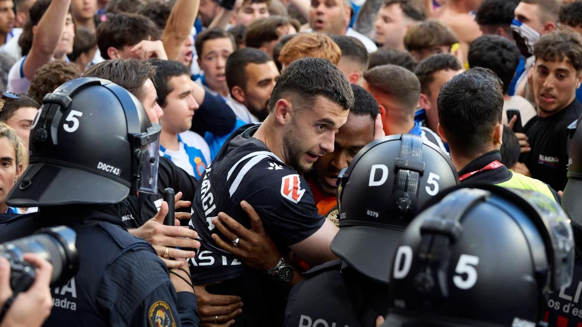 Joan Garcia, en la invasión de campo tras sellar la salvación con el Espanyol