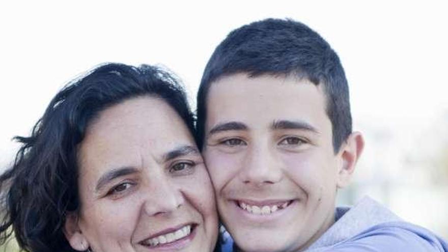 Inma Cardona, con su hijo Miguel. / la opinión