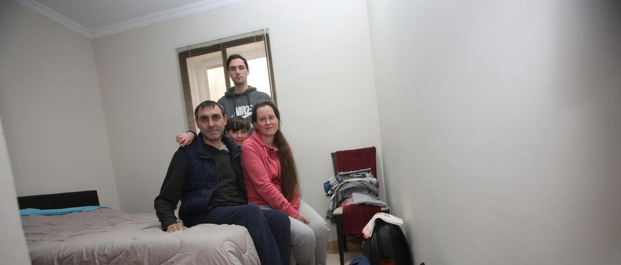 La familia ucraniana que ha llegado a Alicante con sus pertenencias.