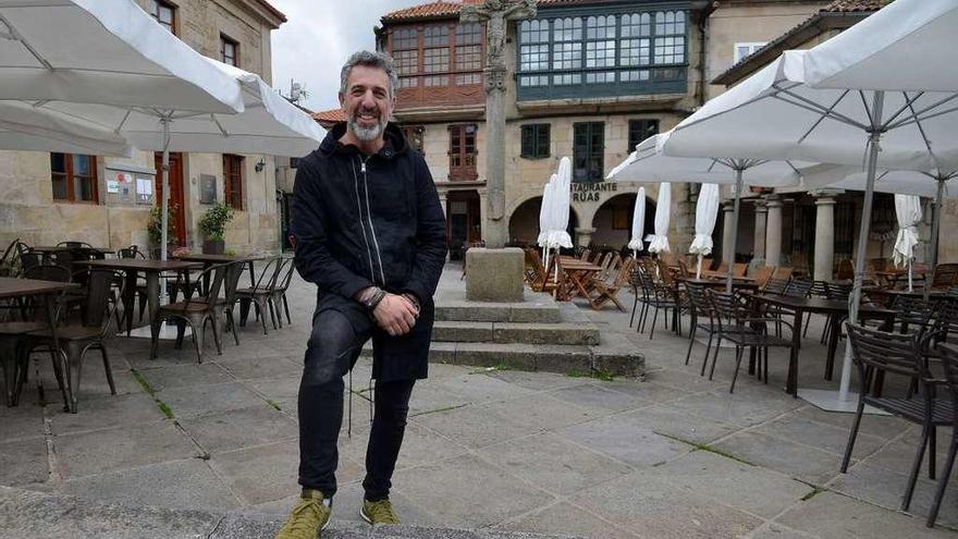 Pepe Solla siempre dice que es de Pontevedra. Pero quiere aclarar que es de Poio, y que nadie se ofenda pero siempre lo vivió como si fuera un mismo lugar, no hace distinción. En cualquier caso, este vecino de Poio siente a la capital como su propia casa, es el lugar donde hace las compras, a donde va a pasear porque es un lugar que le gusta y disfruta. Y un sitio que recomienda a sus clientes como de &quot;visita obligada&quot;.