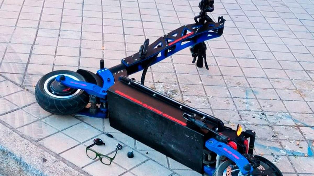 Imagen de archivo de un patinete eléctrico tras un accidente.