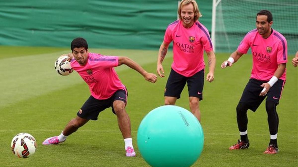 Luis Suárez, Rakitic y Bravo, en un entrenamiento