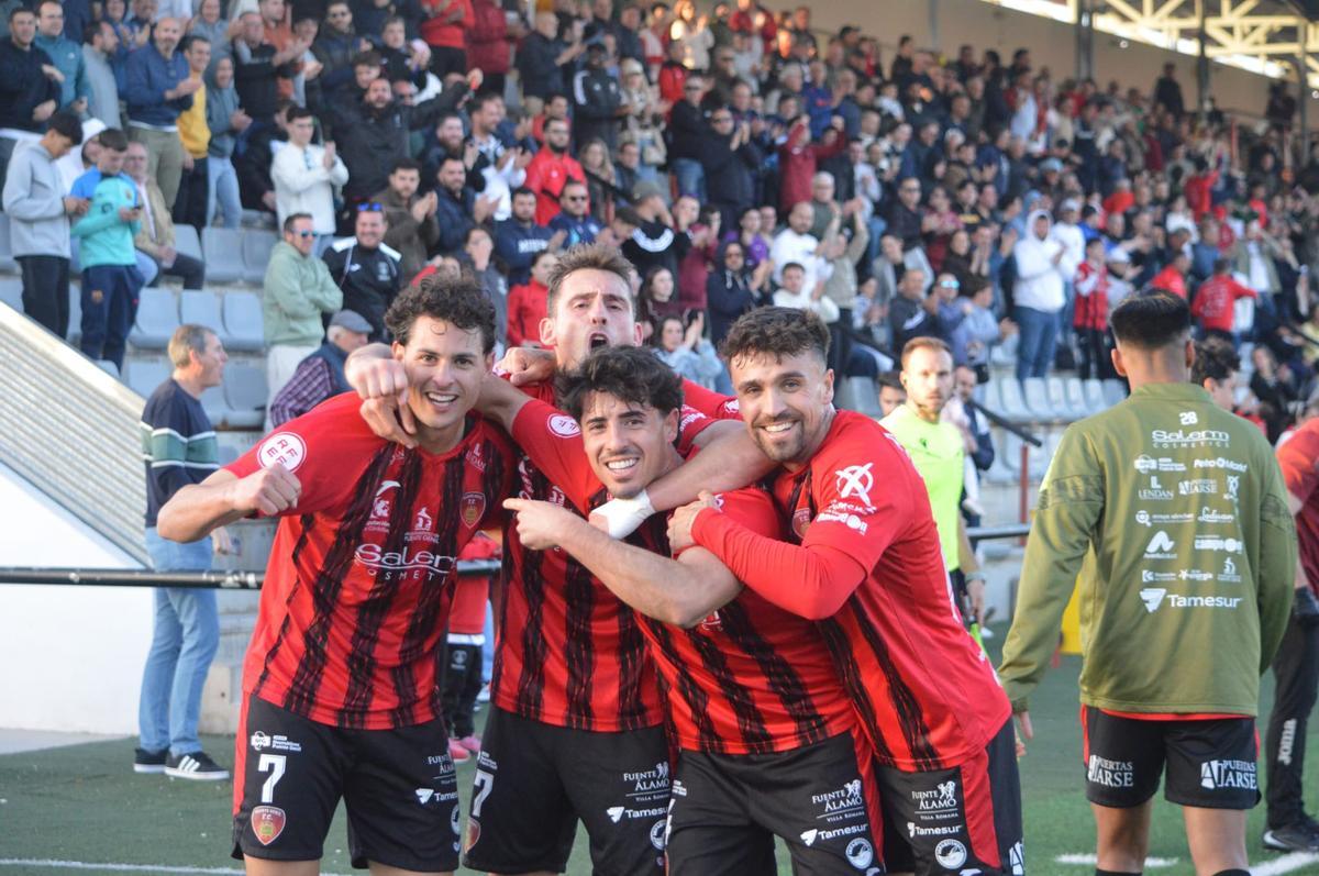 Jugadores del Salerm Puente Genil celebran una victoria en el Manuel Polinario.
